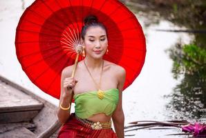 mujer de asia con vestido tradicional tailandés, el traje del vestido nacional de la antigua tailandia. foto