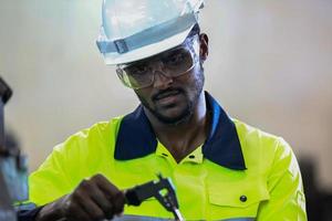 hombres profesionales, ingenieros, habilidades de los trabajadores, calidad, mantenimiento, trabajadores de la industria de capacitación, taller de almacén para operadores de fábrica, producción de equipos de ingeniería mecánica. foto