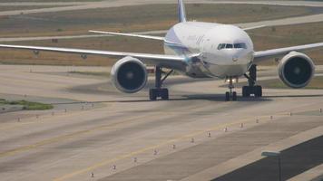 Boeing 777 ANA on taxiway video