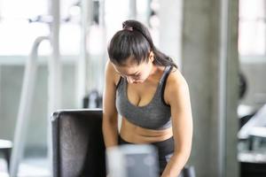 joven mujer asiática entrena y hace ejercicio en el gimnasio. foto