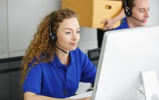 personas del centro de llamadas que trabajan llamando a la línea directa de asistencia técnica o al agente de televenta, atención al cliente feliz foto