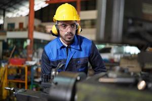 hombres profesionales, ingenieros, habilidades de los trabajadores, calidad, mantenimiento, trabajadores de la industria de capacitación, taller de almacén para operadores de fábrica, producción de equipos de ingeniería mecánica. foto