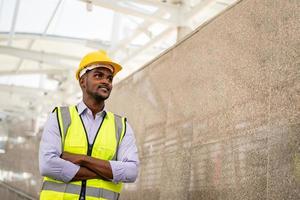 arquitecto, ingeniero civil y trabajador mirando planos y planos, discutiendo problemas en el sitio de construcción foto