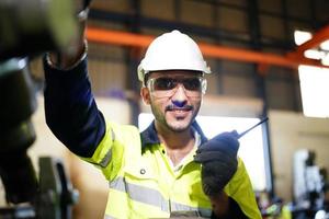 hombres profesionales, ingenieros, habilidades de los trabajadores, calidad, mantenimiento, trabajadores de la industria de capacitación, taller de almacén para operadores de fábrica, producción de equipos de ingeniería mecánica. foto