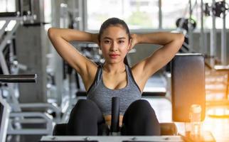 joven mujer asiática entrena y hace ejercicio en el gimnasio. foto