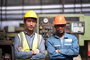 los ingenieros de mantenimiento están trabajando frente a la reparación automatizada de maquinaria cnc en una lista de verificación de mantenimiento en la línea de producción. foto