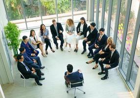 gente de negocios reunión conferencia discusión concepto corporativo en la oficina. equipo de gente de negocios ocupada diversa multiétnica de la nueva era en el concepto de seminario. foto