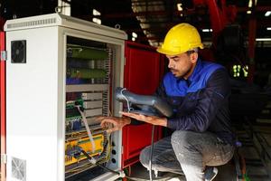 hombres profesionales, ingenieros, habilidades de los trabajadores, calidad, mantenimiento, trabajadores de la industria de capacitación, taller de almacén para operadores de fábrica, producción de equipos de ingeniería mecánica. foto