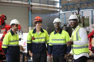 hombres profesionales, ingenieros, habilidades de los trabajadores, calidad, mantenimiento, trabajadores de la industria de capacitación, taller de almacén para operadores de fábrica, producción de equipos de ingeniería mecánica. foto