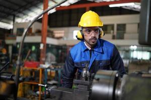 hombres profesionales, ingenieros, habilidades de los trabajadores, calidad, mantenimiento, trabajadores de la industria de capacitación, taller de almacén para operadores de fábrica, producción de equipos de ingeniería mecánica. foto