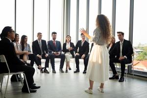 grupo de empresarios que colaboran en la oficina o empresarios multiétnicos en reunión. foto