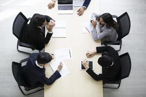 grupo de empresarios que colaboran en la oficina o empresarios multiétnicos en reunión. foto