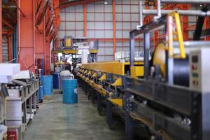 el capataz de los trabajadores de la industria o el trabajo de los trabajadores en el sitio de la fábrica revisan la máquina o los productos en el sitio. ingeniero o técnico revisando material o máquina en planta. industrial y fábrica. foto