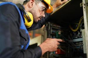 hombres profesionales, ingenieros, habilidades de los trabajadores, calidad, mantenimiento, trabajadores de la industria de capacitación, taller de almacén para operadores de fábrica, producción de equipos de ingeniería mecánica. foto