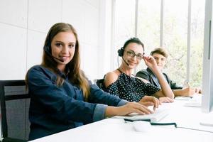 concepto de equipo de servicio. venta de operador o centro de contacto en la oficina, centro de llamadas de personas de información, oficina de soporte de ventas de equipo profesional de calidad. Empresa representante de medio ambiente en el lugar de trabajo. foto