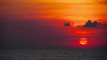 pôr do sol vermelho sobre o oceano video