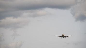 avión vuela en cielo gris nublado