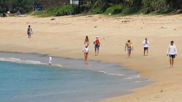 touristes sur la plage de mai khao, phuket video