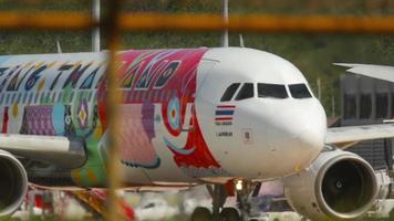 avion airasia sur la voie de circulation, phuket video