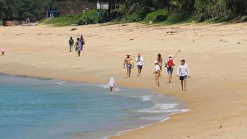 turisti sulla spiaggia di mai khao, phuket video