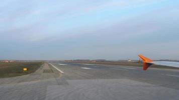 Airplane turn to runway before departure video