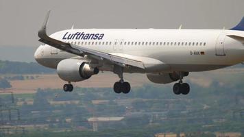 Airbus A320 Lufthansa landing video