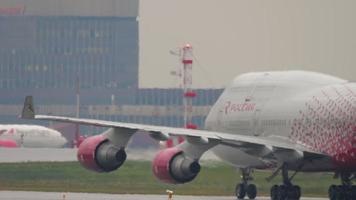 Boeing 747 Rossiya taxiing video