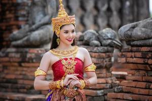 mujer de asia con vestido tradicional tailandés, el traje del vestido nacional de la antigua tailandia. foto