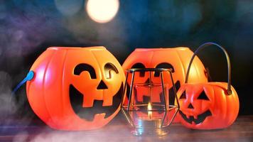 concepto de halloween - linterna de calabaza de plástico naranja sobre una mesa de madera oscura con una luz brillante borrosa en el fondo, truco o trato, de cerca. foto