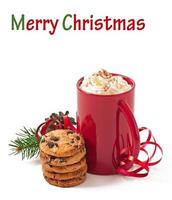 tarjeta de navidad con taza de café roja cubierta con crema batida foto