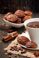 taza de café y galletas con semillas de amapola