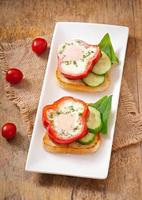 revuelto en pimiento dulce sobre tostadas con verduras foto