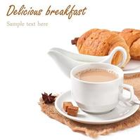 desayuno con café y croissants recién hechos foto