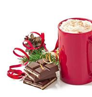 tarjeta de navidad con taza de café roja cubierta con crema batida foto