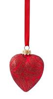 tres bolas rojas de navidad colgando de una cinta aisladas en blanco foto