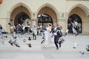 dos amantes caminan por cracovia foto