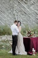 la novia y el novio. ceremonia de boda en el fondo de las montañas foto