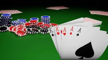 la cara de la carta de escalera real en el juego de póquer en un casino o en las cartas de juego en línea y apuesta con fichas en lugar de efectivo. all in con todas las apuestas. representación 3d video