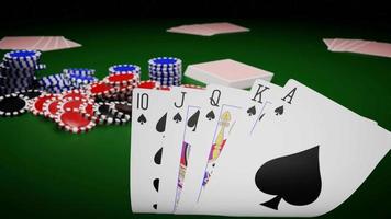royal straight flush kaart gezicht in poker gokken in een casino of online gokken vorm kaarten en inzet met chips in plaats van contant geld. all-in met alle inzetten. 3D-rendering video
