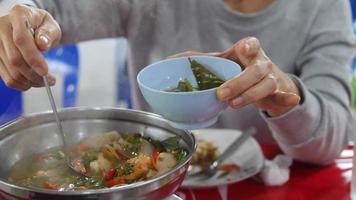 heldere soep tom yum kung. beroemde eten van thailand. het is zuur, kruidig, zacht en heerlijk. ingrediënten verse garnalen diverse soorten paddenstoelen kaffir limoenblaadjes verse chili galangal citroengras video