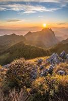 hermosa puesta de sol en el pico de la cumbre del parque nacional de chiang dao en la provincia de chiang mai de tailandia. la montaña chiang dao es la montaña de piedra caliza más alta de tailandia. foto