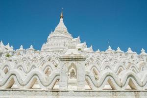 hermosa estructura de la pagoda hsinbyume el taj mahal de myanmar. foto