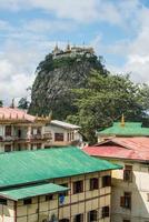 mt.popa hogar de los nat, fantasmas celestiales de la mitología birmana. el monte popa es un volcán extinto en cuyas laderas se encuentra el monasterio sagrado de popa taungkalat. foto