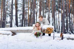 hermosa pareja de novios en su boda de invierno foto