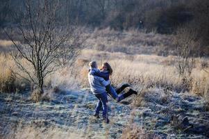 pareja divirtiéndose corriendo cuesta abajo foto