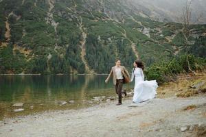 pareja amorosa en el fondo del lago ojo de mar en polonia foto