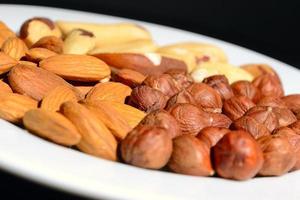 nueces en un plato blanco foto