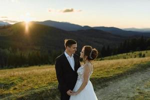 hermosa novia y novio en las montañas foto