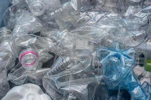 botellas de plástico enrolladas para reciclar. foto
