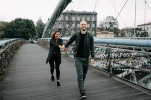 una historia de amor. un hombre y una mujer cerca del puente. relación amorosa. puesta de sol de otoño foto